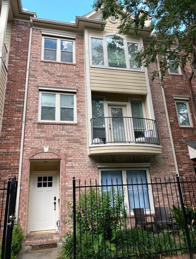 Building Photo - 1316 Tuam St