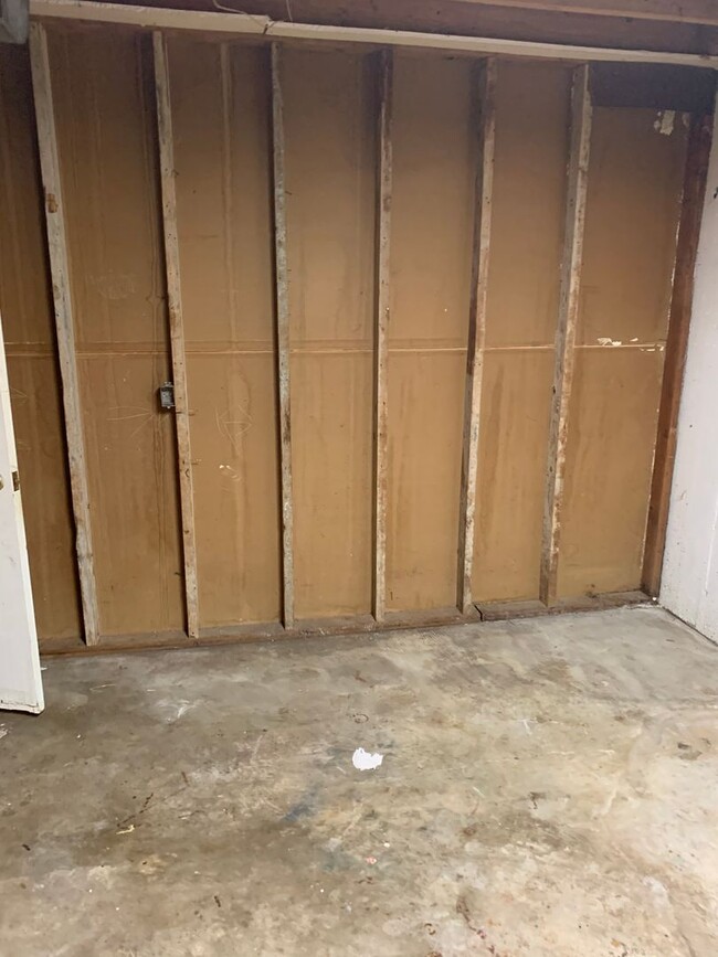 Building Photo - Isherwood Dr. 2804