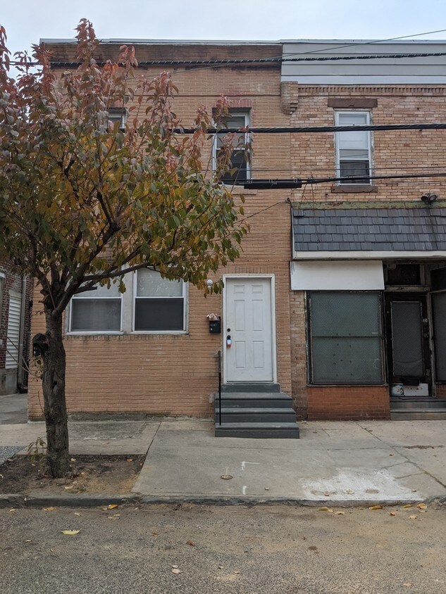 Refreshed 2 bedroom home Townhouse for Rent in Camden, NJ