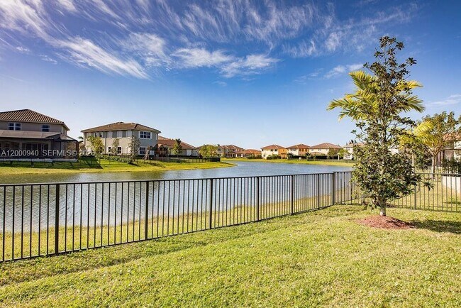 Foto del edificio - 8630 Lakeside Bnd