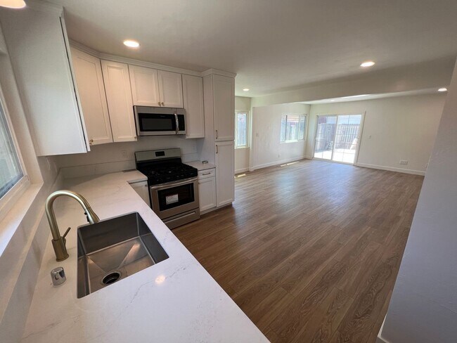 Building Photo - **Newly Renovated 2BDRM/1BTH with in unit ...