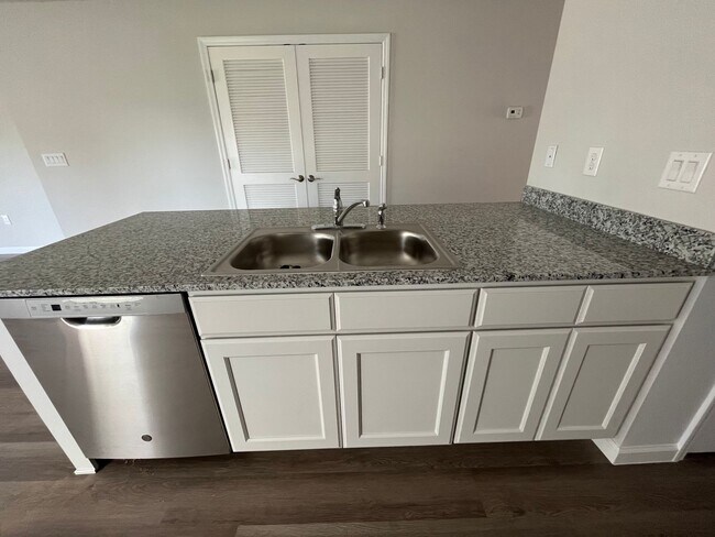 Building Photo - Beautiful 4 Bedroom Home with Huge yard!