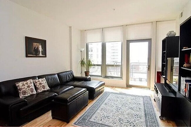 Foto del edificio - 565 W Quincy St