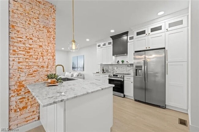 Building Photo - 1422 W 77th St