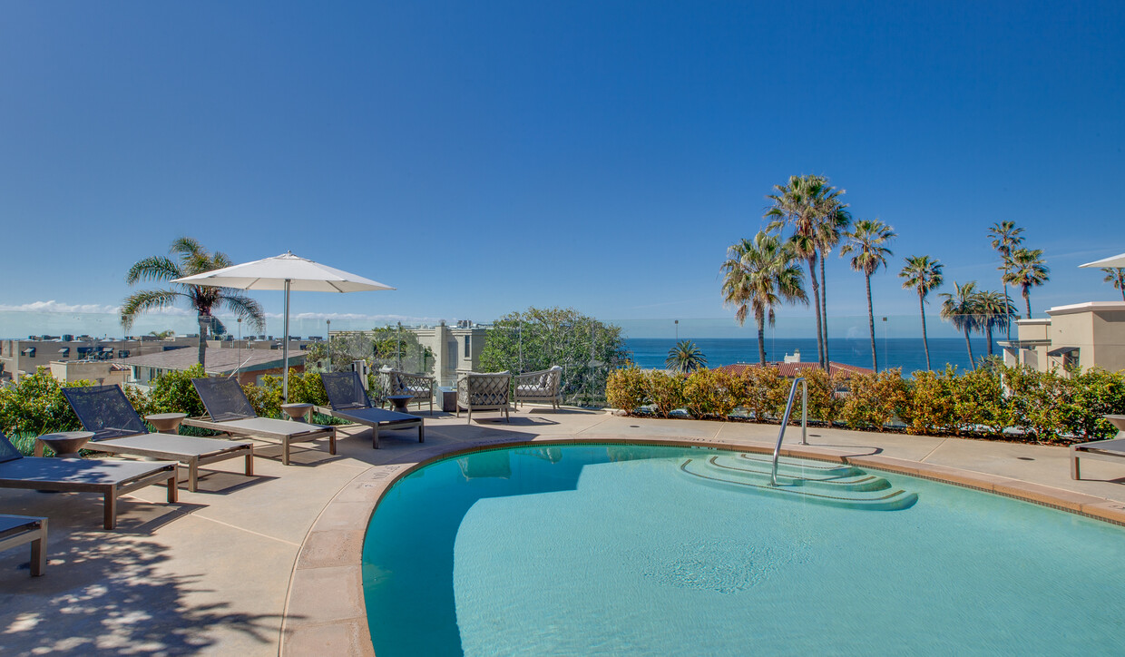 Deléitate con la asombrosa vista al mar mientras te relajas junto a la piscina - Ocean House on Prospect Apartment Homes