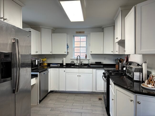 Building Photo - 185 Fishburne St