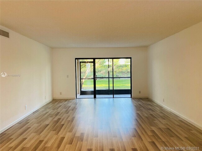 Building Photo - 370 Racquet Club Rd