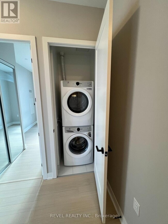 Building Photo - 2088 James St