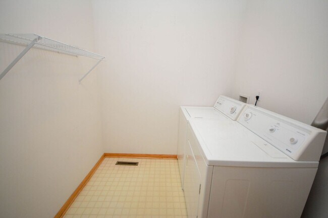 Building Photo - One level living in this 2br townhome in q...