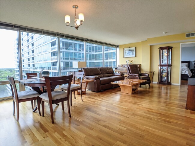 Foto del edificio - 9725 Woods Dr
