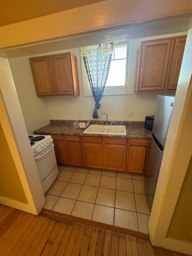Building Photo - Incredible Location in the Heart of Downto...