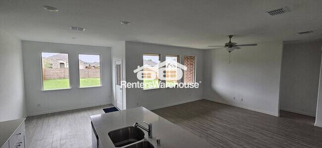 Building Photo - MOVE IN READY IN Little Elm - 3 BEDS 2 BATHS