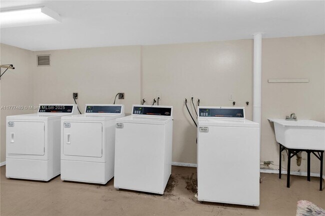 Foto del edificio - 1351 NE Miami Gardens Dr