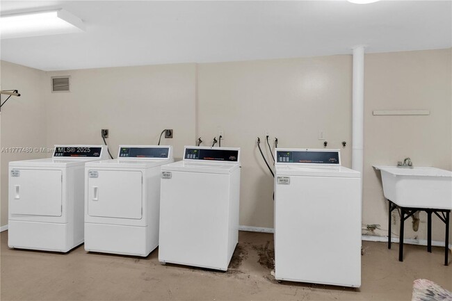 Building Photo - 1351 NE Miami Gardens Dr