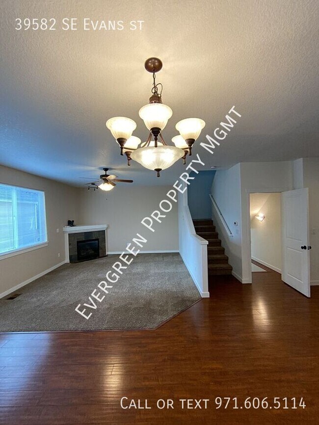 Foto del edificio - Spacious 3 BDRM 3.5 BA home with Extra Lar...