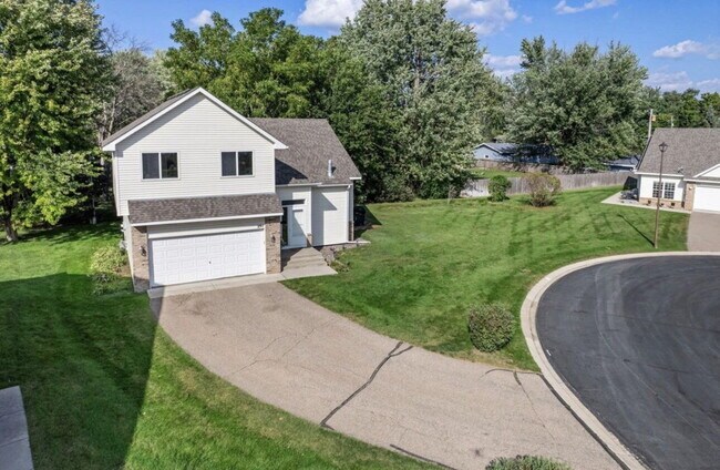 Foto del edificio - Elegant 3-Bed Single Family with Fireplace & Hardwood Floors in Shakopee – 2345 Sq Ft of Comfort