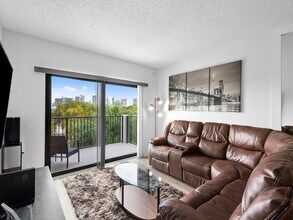 Building Photo - 900 River Reach Dr