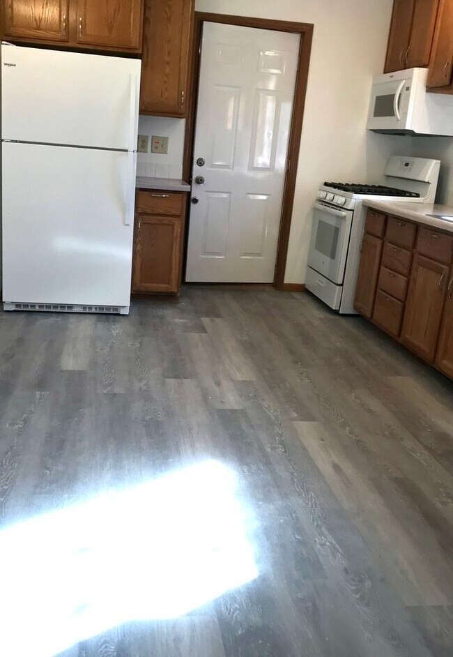 Foto del edificio - 821-823-823 Warbler Ln