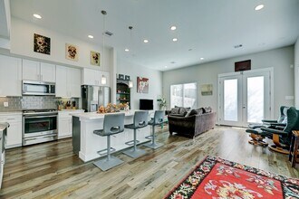 Building Photo - 806 Thornton Rd