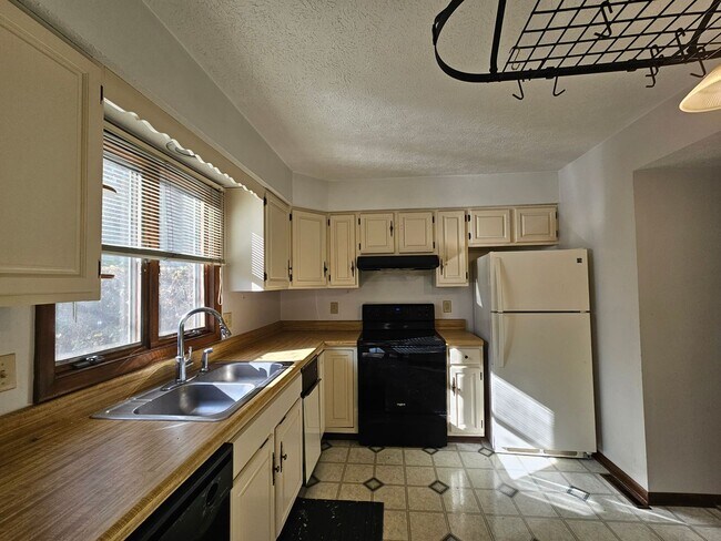 Foto del edificio - 2 Bedroom, 1 Bathroom Townhome - Available...