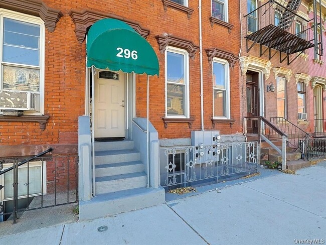 Building Photo - 296 Mill St