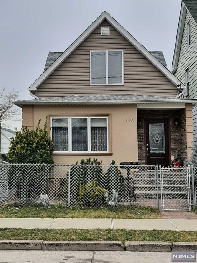 Primary Photo - 113 Main St