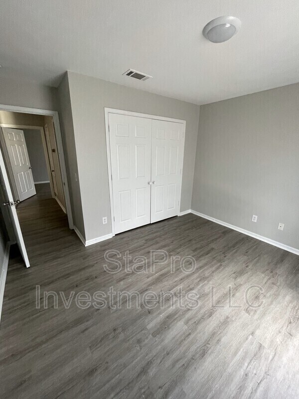 Building Photo - 170 Village Pl