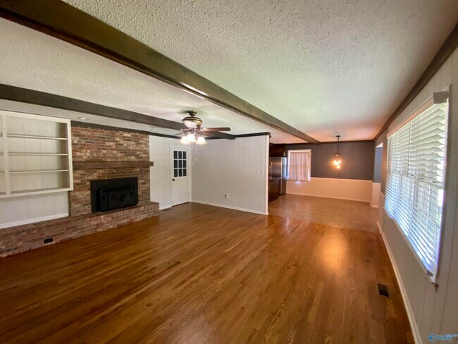 Building Photo - 2125 Penhall Dr NE