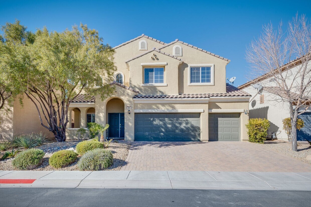 Foto principal - Gated single family home with 4 bed 3 bath...