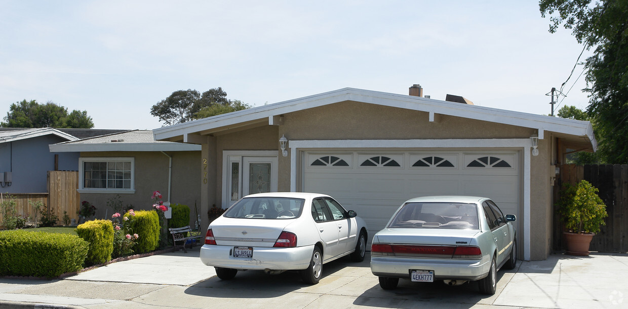 Building Photo - 2770 Broadmoor Ave