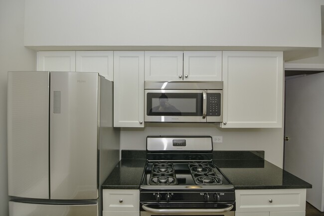 Building Photo - 1311 W Leland Ave