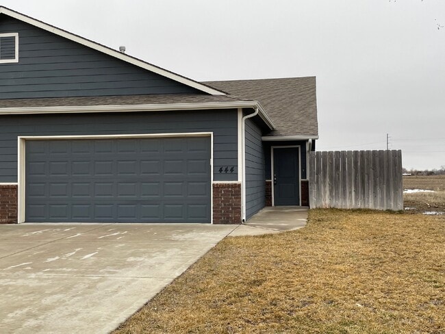 Building Photo - Beautiful 3 Bedroom, 2 Bathroom home locat...