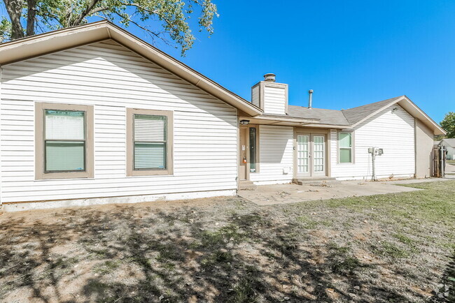 Building Photo - 2006 Twisted Oak Cir