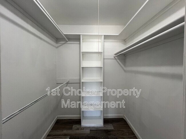 Building Photo - 4022 Ridglea Country Club Dr