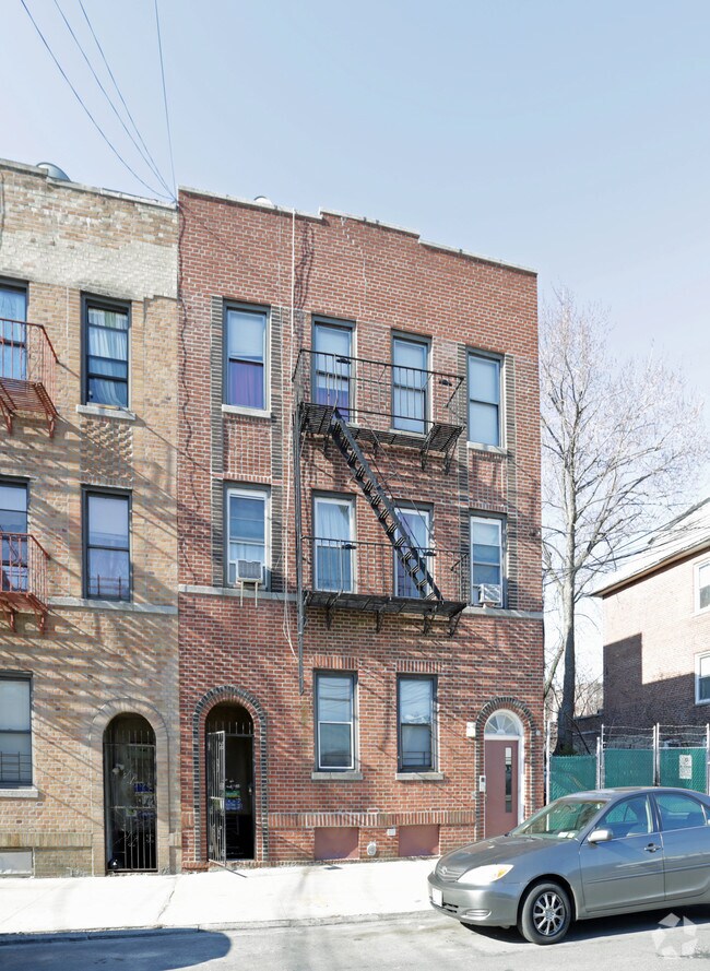 Building Photo - 916 E 224th St