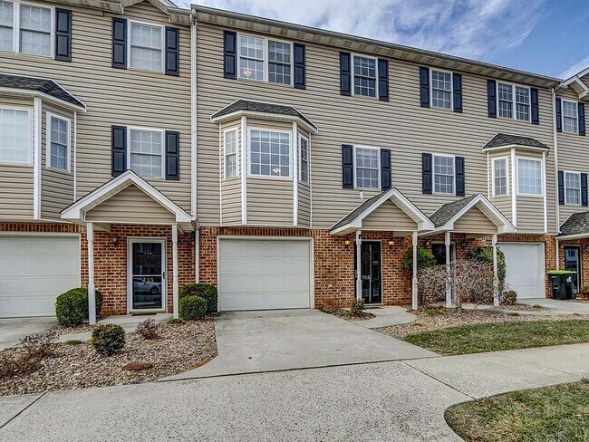 Building Photo - 717 Wyndhurst Dr