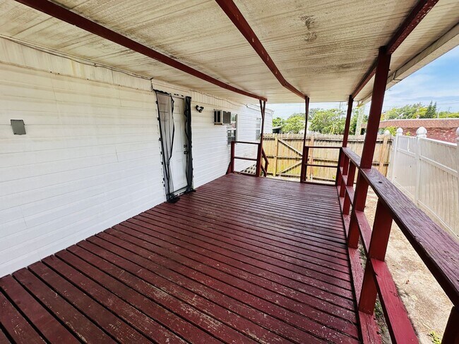 Foto del edificio - 2 Bed 1.5 Bath, Minutes from Tarpon Springs