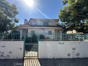 Building Photo - 920 N Unruh Ave