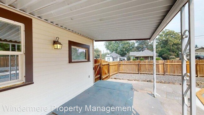 Building Photo - 6 br, 3 bath House - 430 E. Oak Street