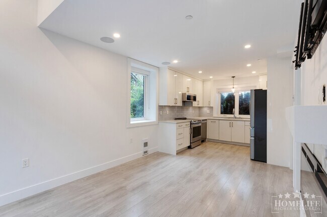 Photo du bâtiment - Modern 3 Bedroom, 2 Bathroom Laneway Home in South Vancouver