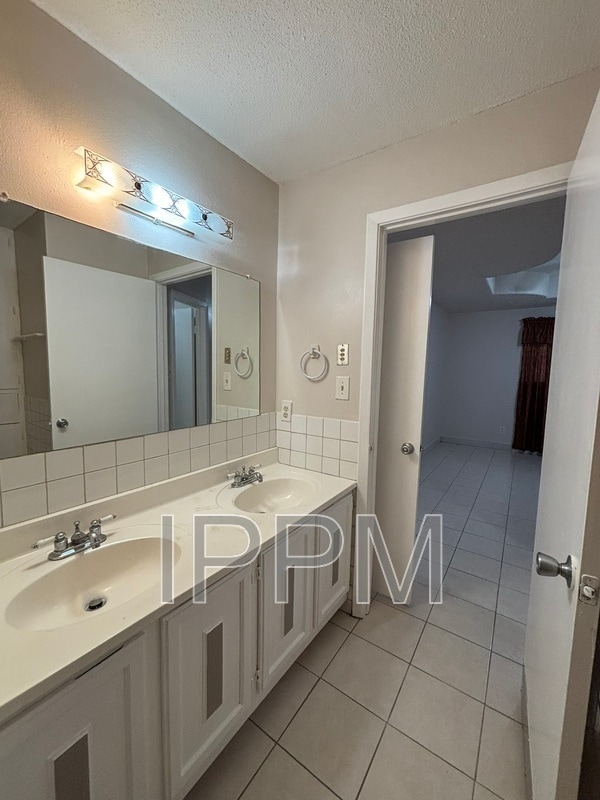Foto del edificio - 1500 Palm Valley Dr W