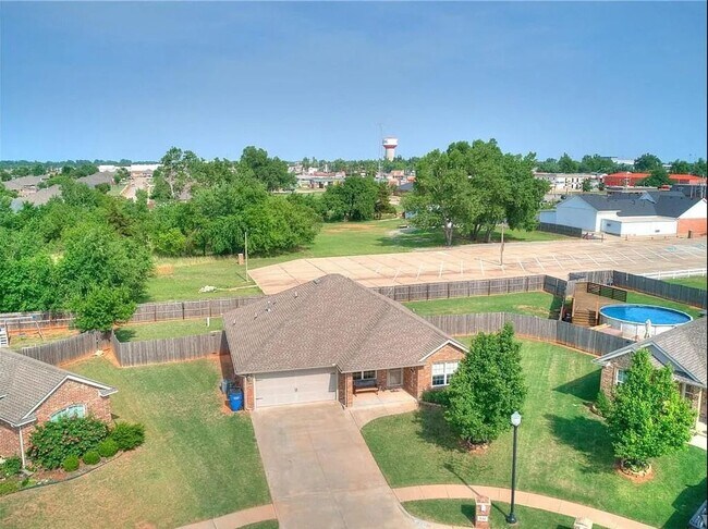 Foto del edificio - AVAILABLE NOW -  $500 Off First Month | 4-Bed Home in the Heart of Mustang | Storm Shelter & Mode...