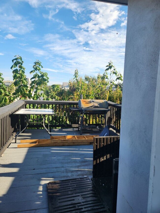 Photo - Bright and spacious three bedroom unit in ... Apartment