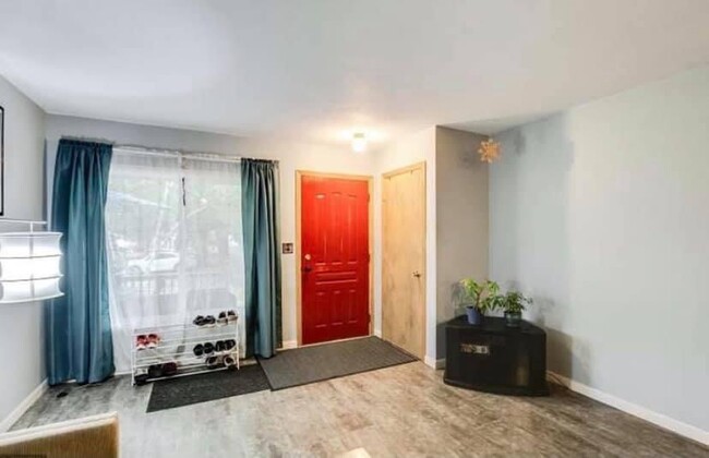 Entry door - 1295 Euclid St