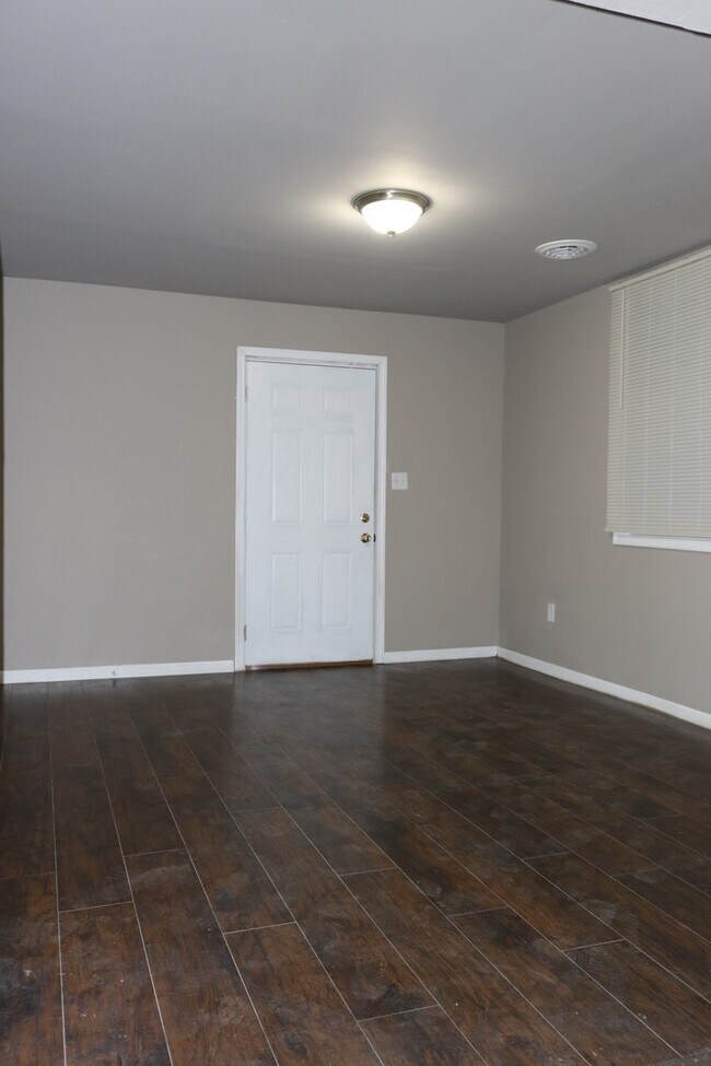 Foto del edificio - West Side of Gary Home Section 8 Welcomed