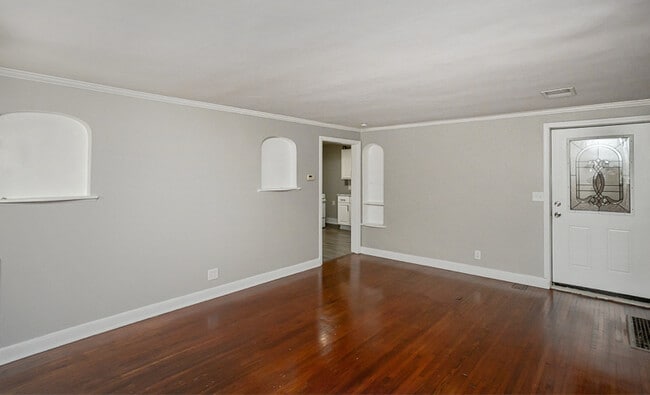 Building Photo - 2146 Wyndhurst Rd