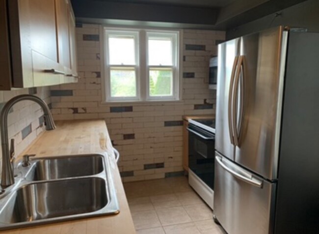 Building Photo - 112 Church St