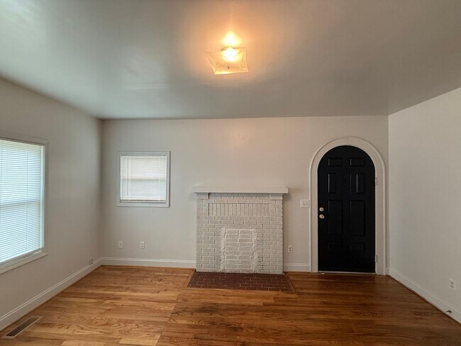 Building Photo - Three bedroom, 1 bath house in Burlington