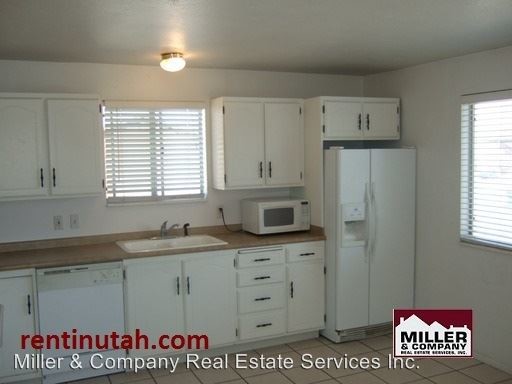 Building Photo - 3410 S Mockingbird Way