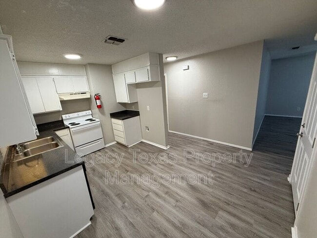 Building Photo - 516 Highpoint Dr